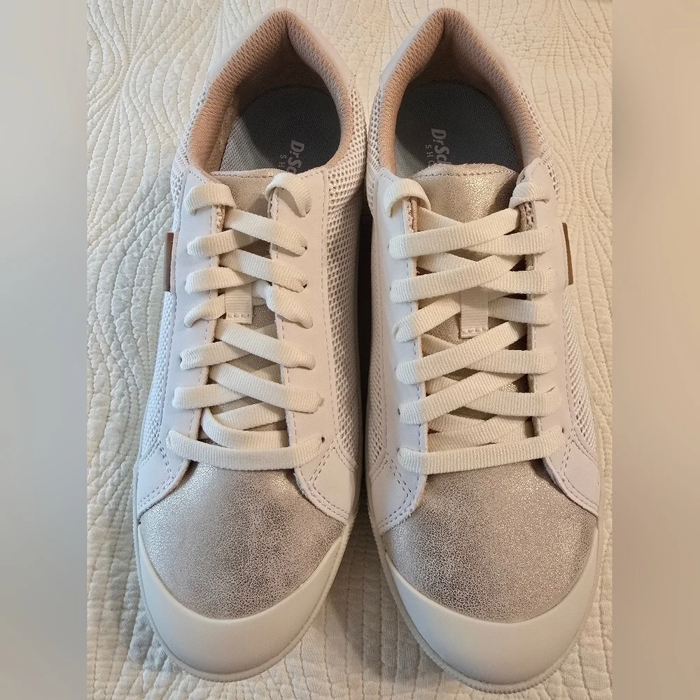 NIB Dr. Scholls Ladies Time Off Ladies Sneaker, Off White/Gold, SIZE 7.5